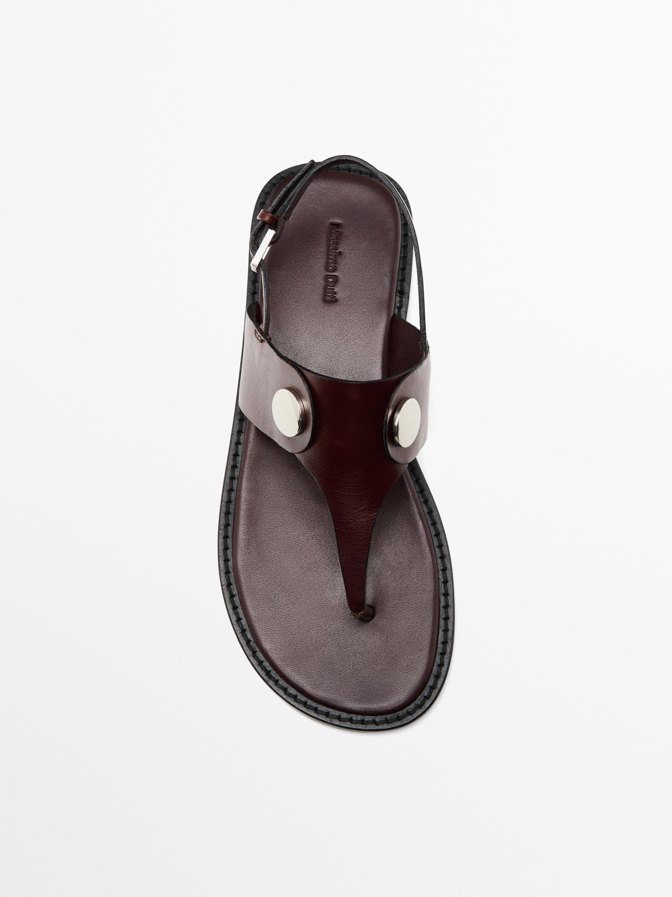 Flat sandals with buttons